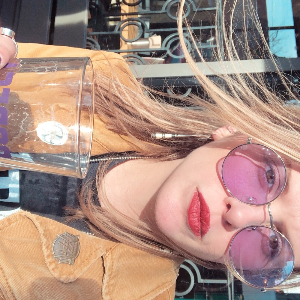 Meet your Posher, Laurena